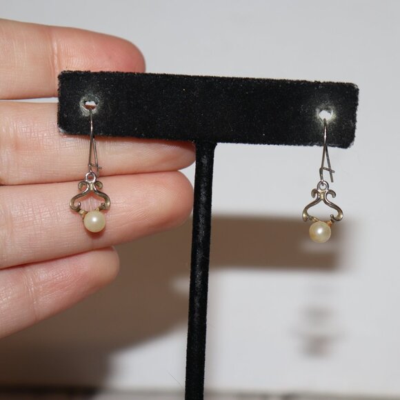 🤍✨ Beautiful Vintage Silver & Pearl Dangling Hook Earrings · 1" Tall · classic - Picture 2 of 4